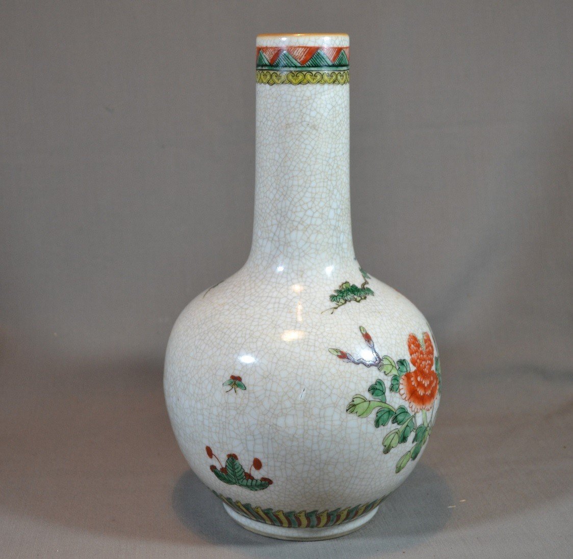 Vase En Porcelaine. Décor De Phoénix Sur Fond Craquelé Crême. Chine Ou Japon Vers 1900.-photo-7