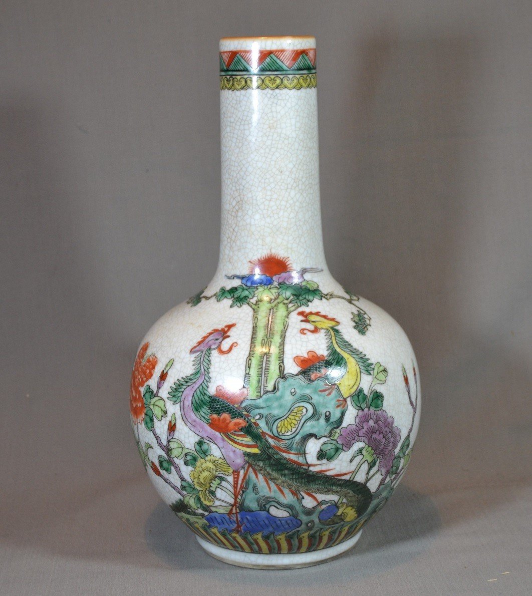 Vase En Porcelaine. Décor De Phoénix Sur Fond Craquelé Crême. Chine Ou Japon Vers 1900.