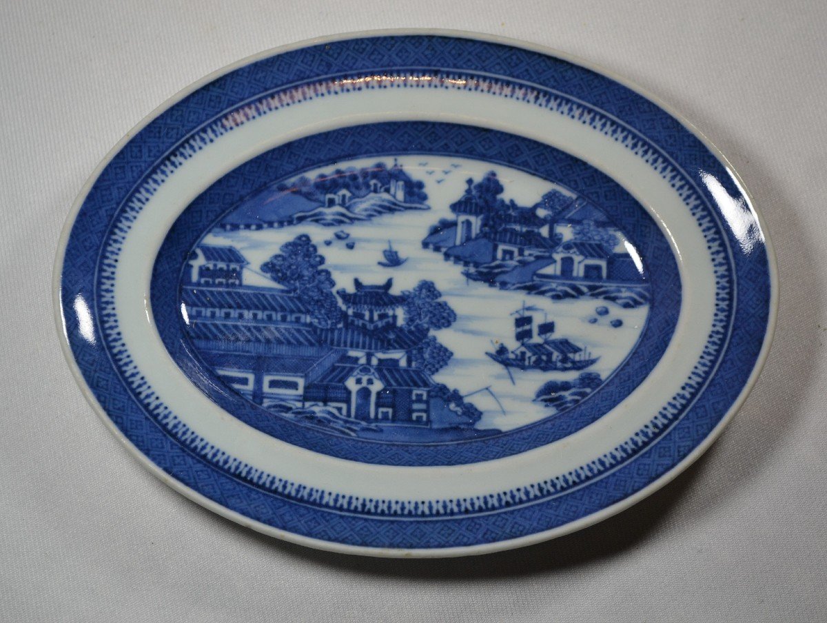 Petit Plat En Porcelaine Décoré En Bleu De Cobalt.chine Vers 1800.