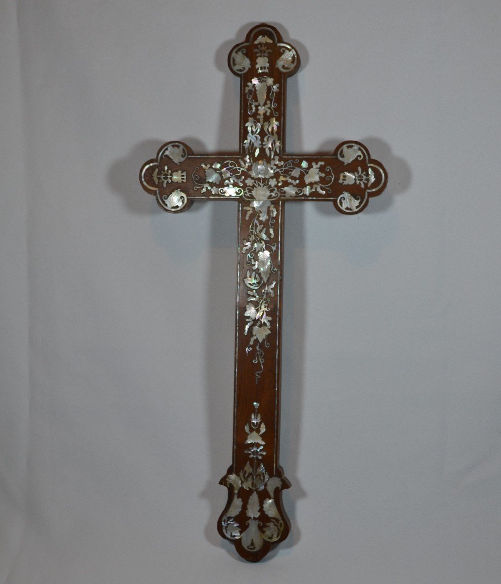 Crucifix In Rosewood Inlaid With Mother-of-pearl. Vietnam 19th Century.