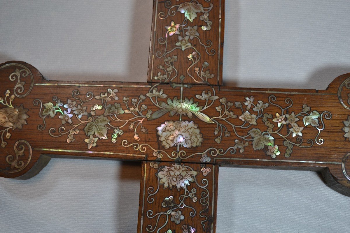 Crucifix In Precious Wood Inlaid With Mother-of-pearl. China, 19th Century.-photo-3