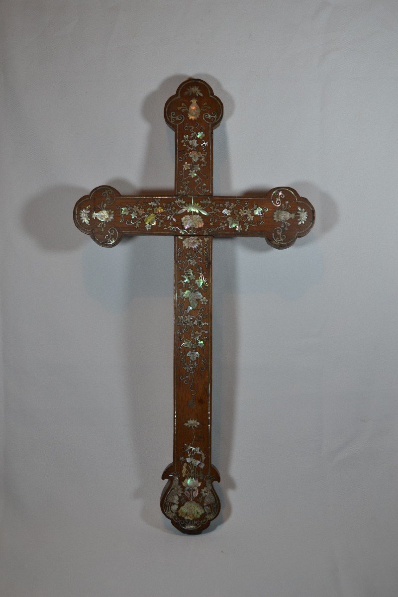 Crucifix In Precious Wood Inlaid With Mother-of-pearl. China, 19th Century.