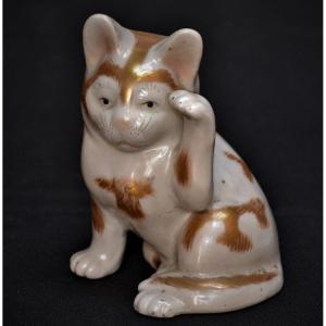 Chat En Porcelaine Blanche Et Or. Japon Meiji-taisho. 