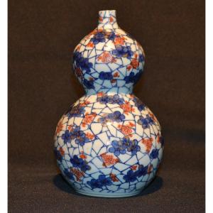 Vase En Porcelaine De Style Imari. Forme Coloquinte. Chine, Japon .