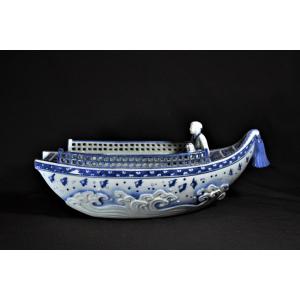 Barque brûle-parfums. Porcelaine  Blanc et Bleu d'Hirado.Fours de Mikawachi. Fin 19° siècle. 