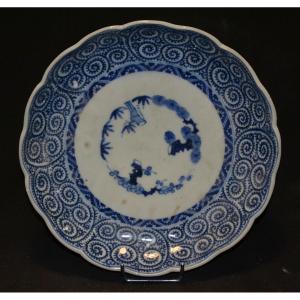 Plat En Porcelaine ,décor En Bleu De Cobalt. Japon Fours d'Arita 18° Siècle.