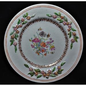 Plat En Porcelaine De Chine Du 18° Siècle.compagnie Des Indes. Décor "famille Rose" En Relief. 