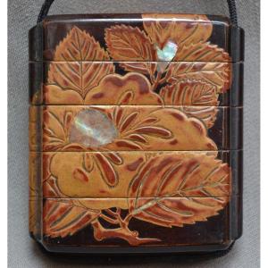 Inro 4 Boxes. Peonies In Mother Of Pearl On Brown Lacquer. Aogai On Roiro Urushi. Japan Edo 17th Century.