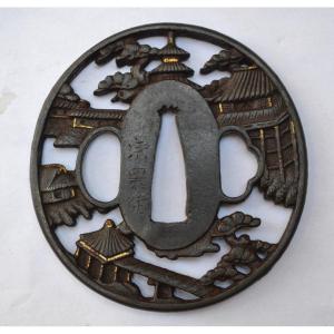 Tsuba en fer découpé damasquiné d'or (nunome zogan). Ecole de Soten. Japon Edo 18°