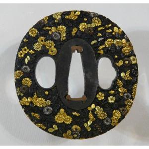 Tsuba En Shakudo Incrustée De Mille Fleurs En Or, Argent Et Sentoku. Anonyme. Japon Edo.