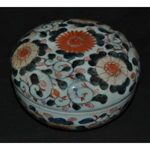 Imari Style Porcelain Box. Arita Ovens. Perides Edo. Japan Late 17th Century.