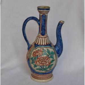 Ewer Porcelain From Japan 17 ° Century. Arita Kilns Circa 1670. Peonies Relief Decor.