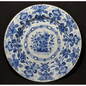 2 Plats Blanc Bleu En Porcelaine De Chine Début Des Qing Règne De Kangxi. Début 18° siècle