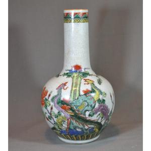 Vase En Porcelaine. Décor De Phoénix Sur Fond Craquelé Crême. Chine Ou Japon Vers 1900.