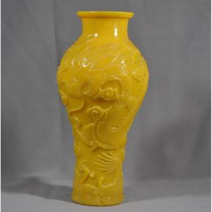 Yellow Beijing Glass Vase. Grindstone Cut. Qianlong China Mark 18° Or Modern Copy.