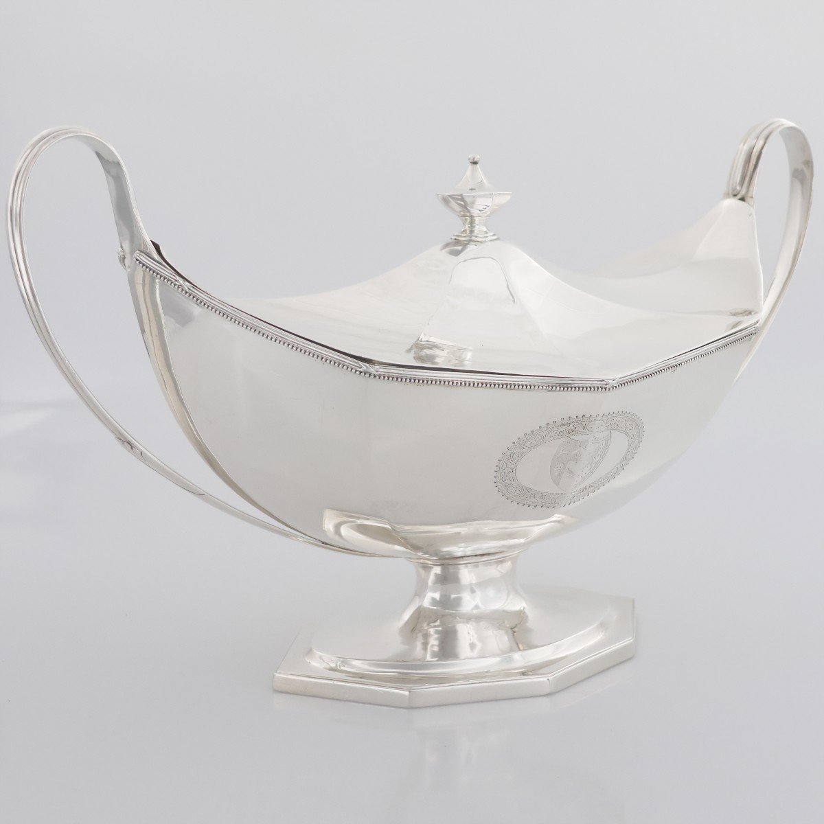 A George IV Sterling Silver Tureen And Cover, Henry Chawner, London, 1828-photo-2