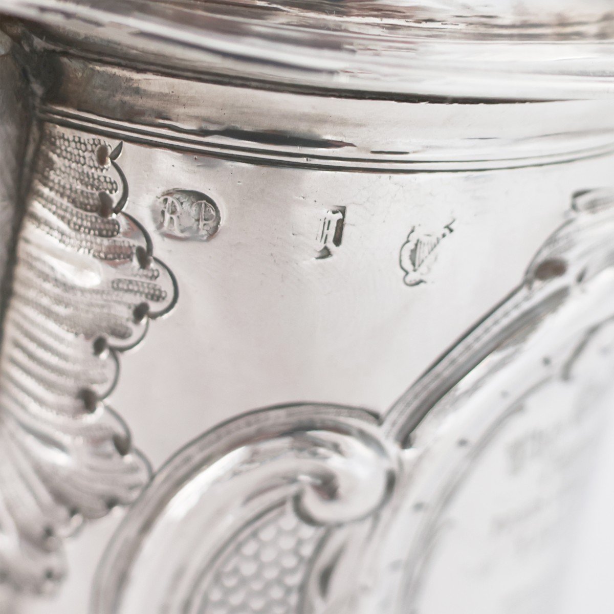 Un tankard en argent sterling Queen Anne, orfèvre RP, Dublin, 1711-photo-1