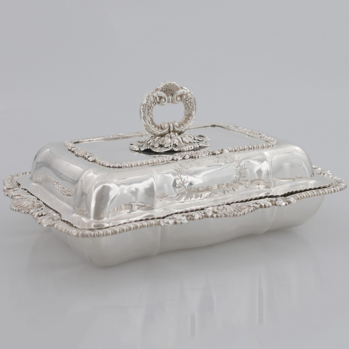 A George IV Sterling Silver Entrée Dish, Cover And Handle, Paul Storr, London, 1821-photo-2