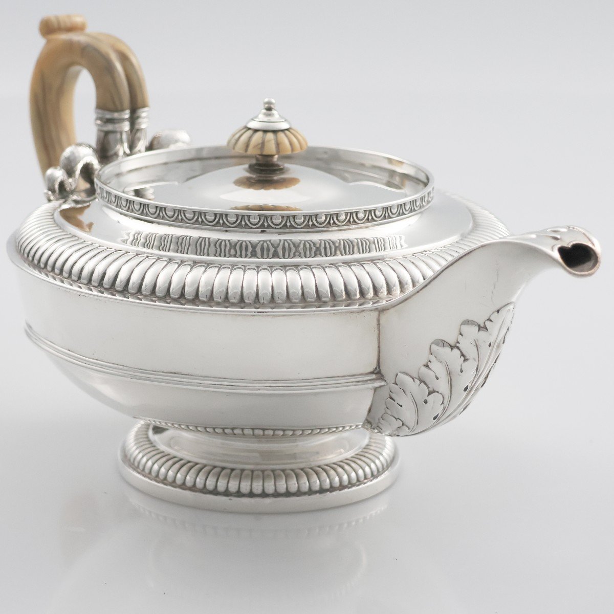 Une théière en argent sterling de l'époque George III,  Paul Storr, Londres, 1815-photo-2