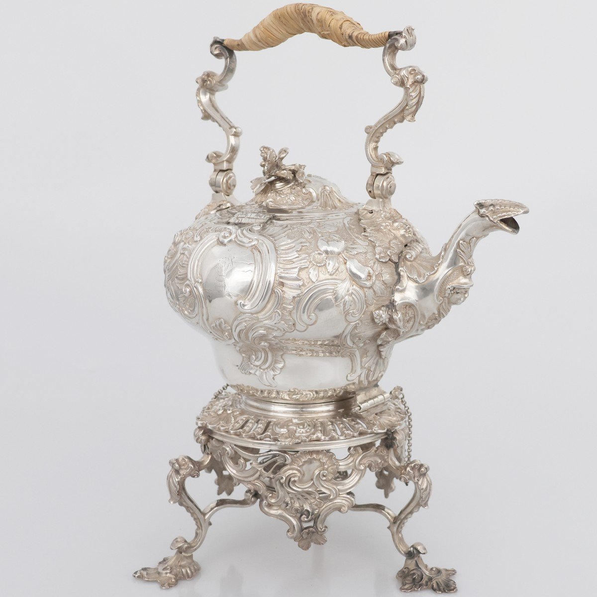 Une bouilloire en argent sterling George II, Samuel Courtauld (?), Londres, 1739-1755-photo-3