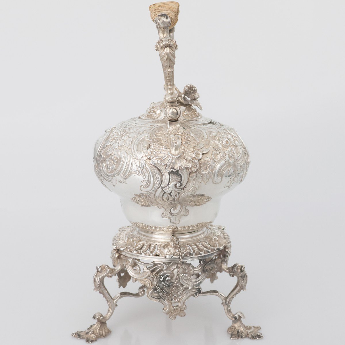 Une bouilloire en argent sterling George II, Samuel Courtauld (?), Londres, 1739-1755-photo-4