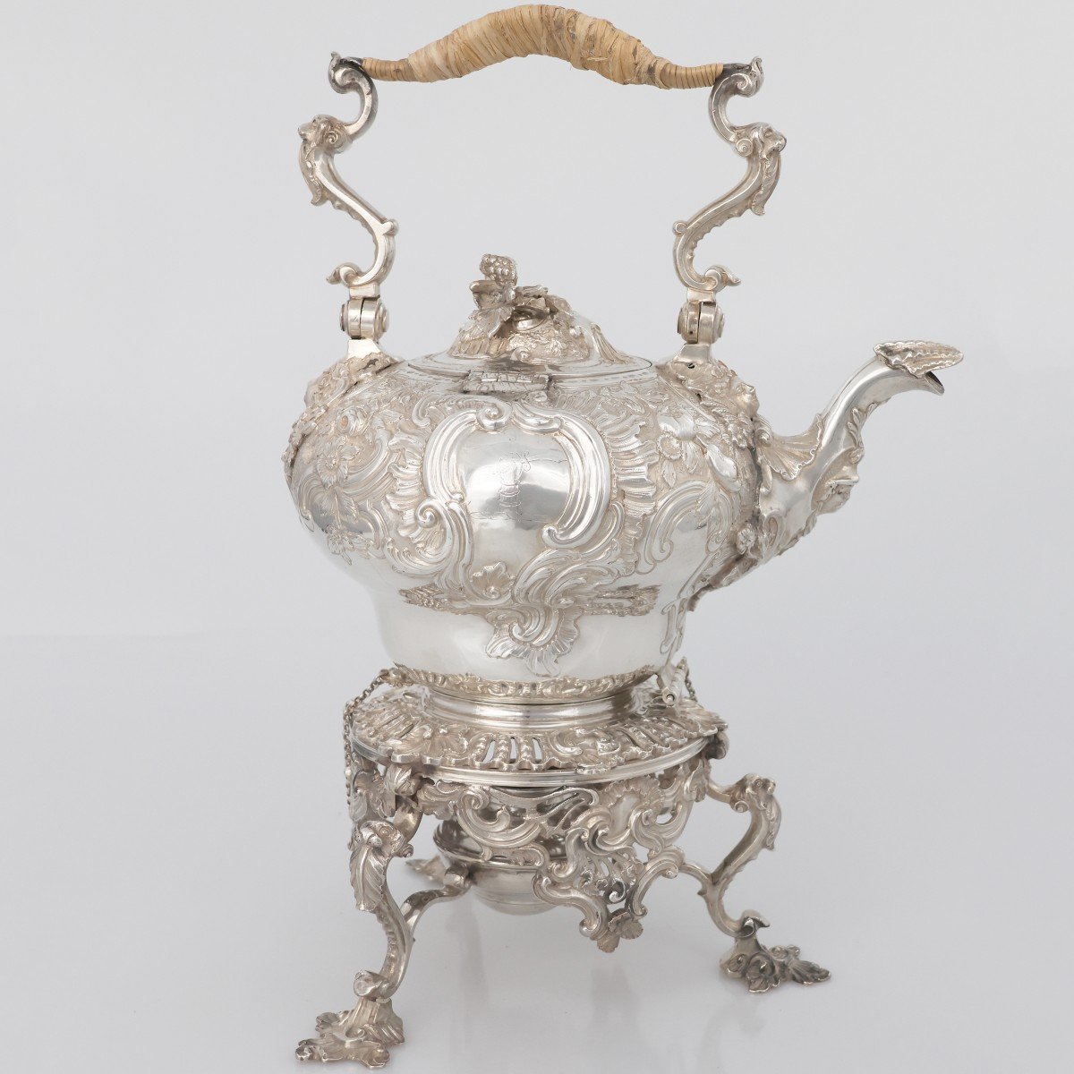 Une bouilloire en argent sterling George II, Samuel Courtauld (?), Londres, 1739-1755