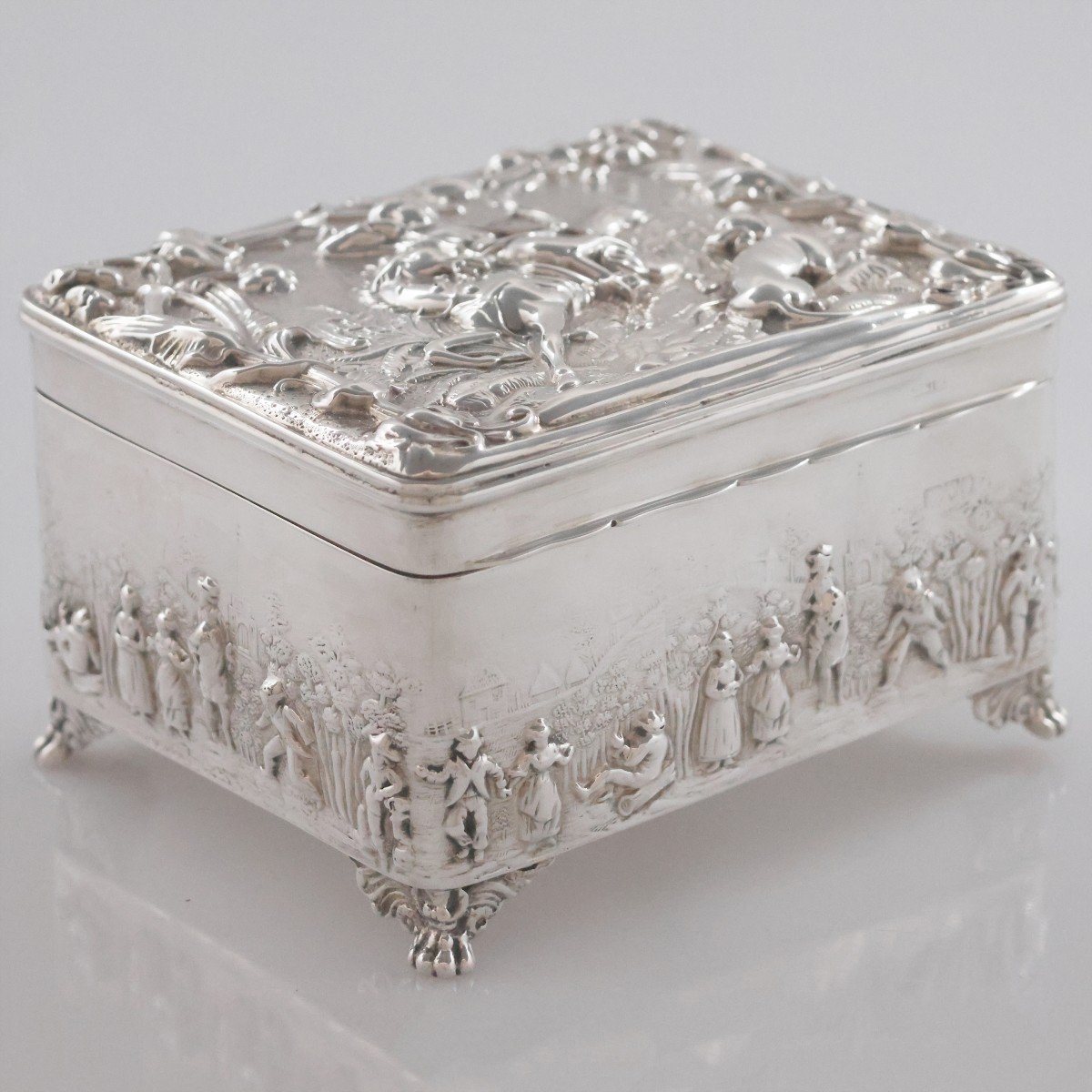 A Victorian Sterling Silver Box, Chester, 1890-1899-photo-2