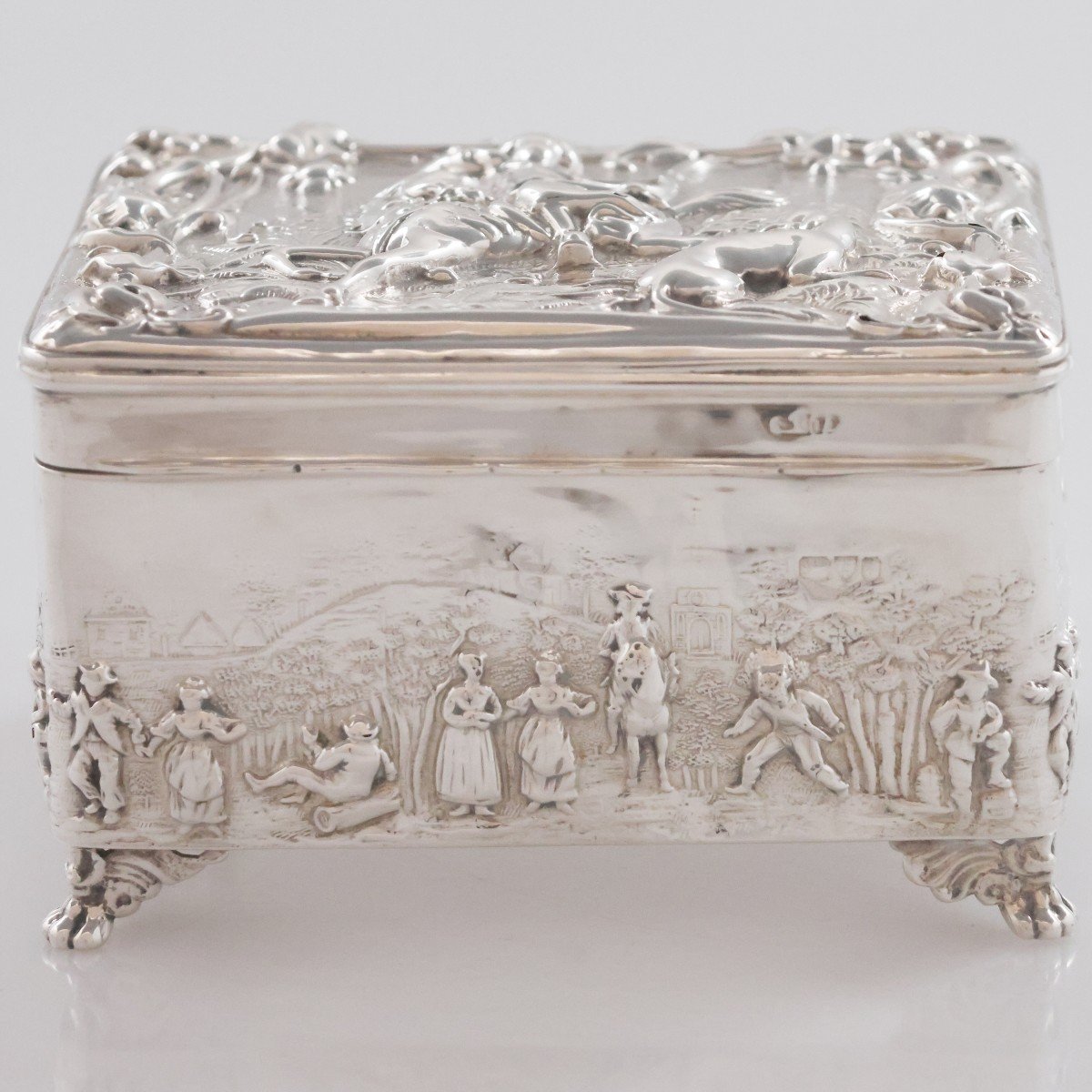 A Victorian Sterling Silver Box, Chester, 1890-1899-photo-3