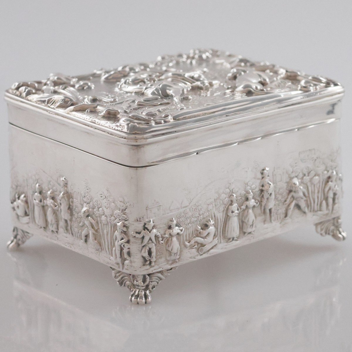 A Victorian Sterling Silver Box, Chester, 1890-1899