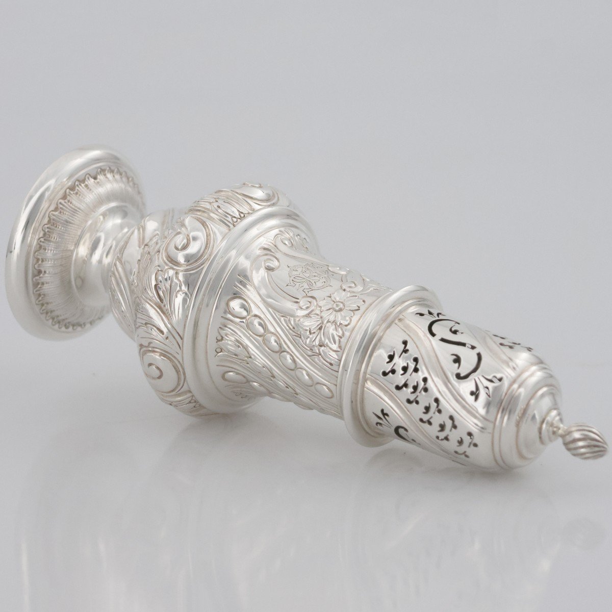 A Victorian Sterling Silver Pepper, Charles Stuart Harris Junior, London, 1893-photo-2