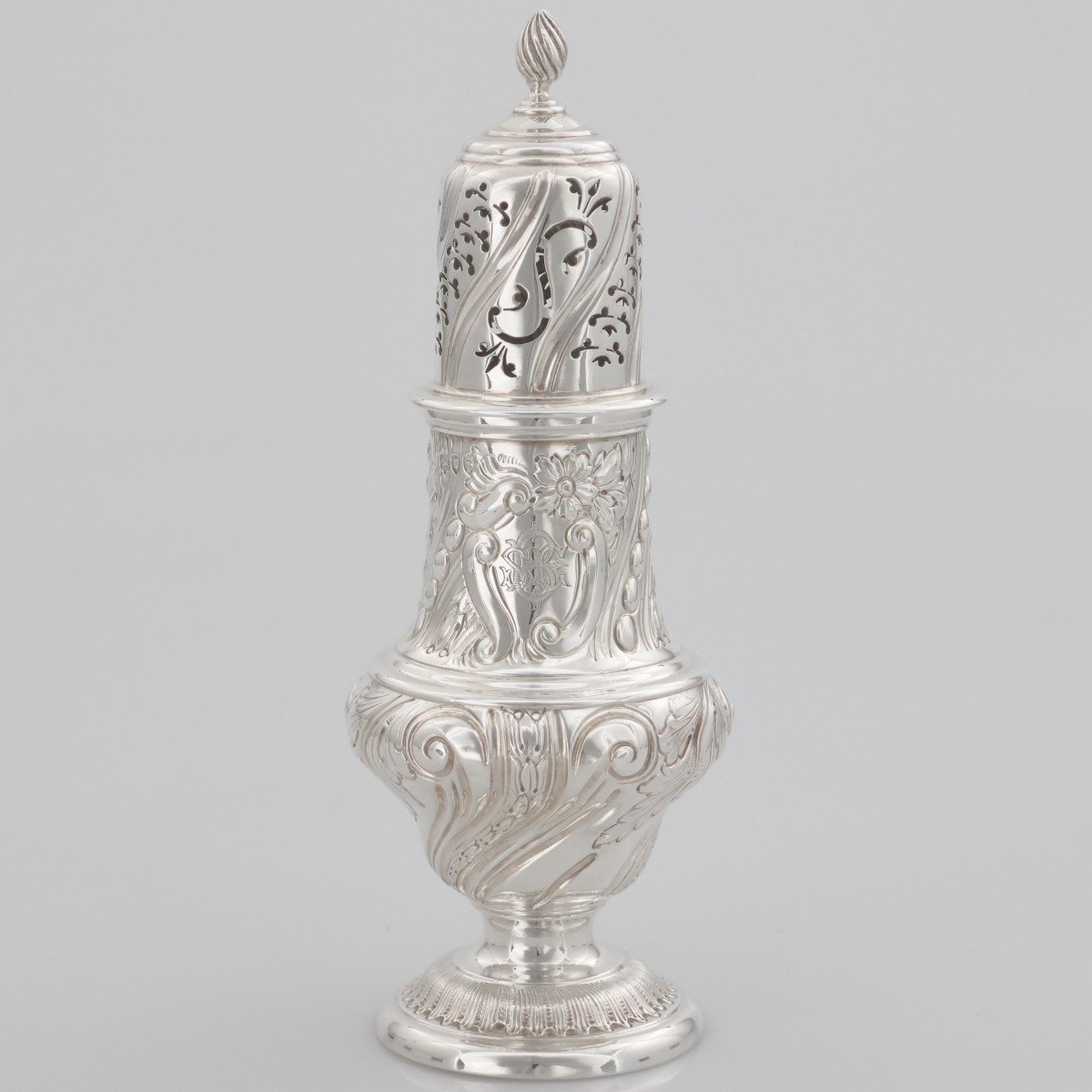 Un poivrier en argent sterling Reine Victoria, Charles Stuart Harris Junior, Londres, 1893