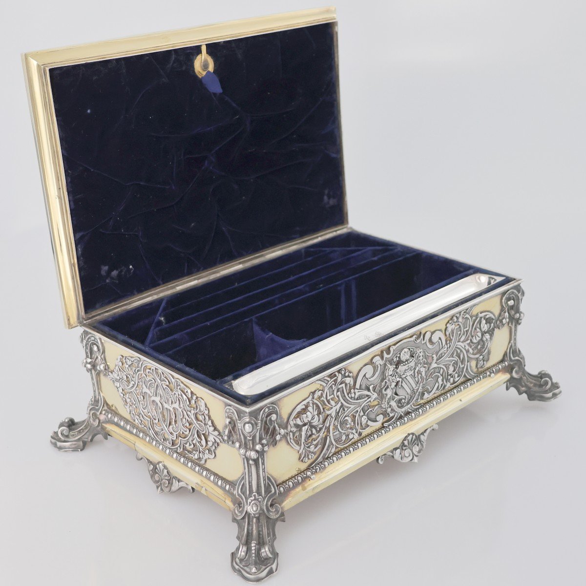 Un coffret à papeterie en argent Reine Victoria, J. S. Hunt, Storr And Mortimer, Londres, 1858-photo-1