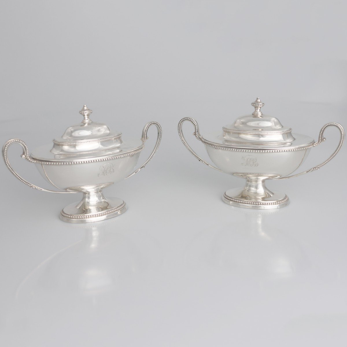 A Pair Of George III Sterling Silver Sugar Bowls And Covers, Thomas Chawner, London, 1783-photo-2