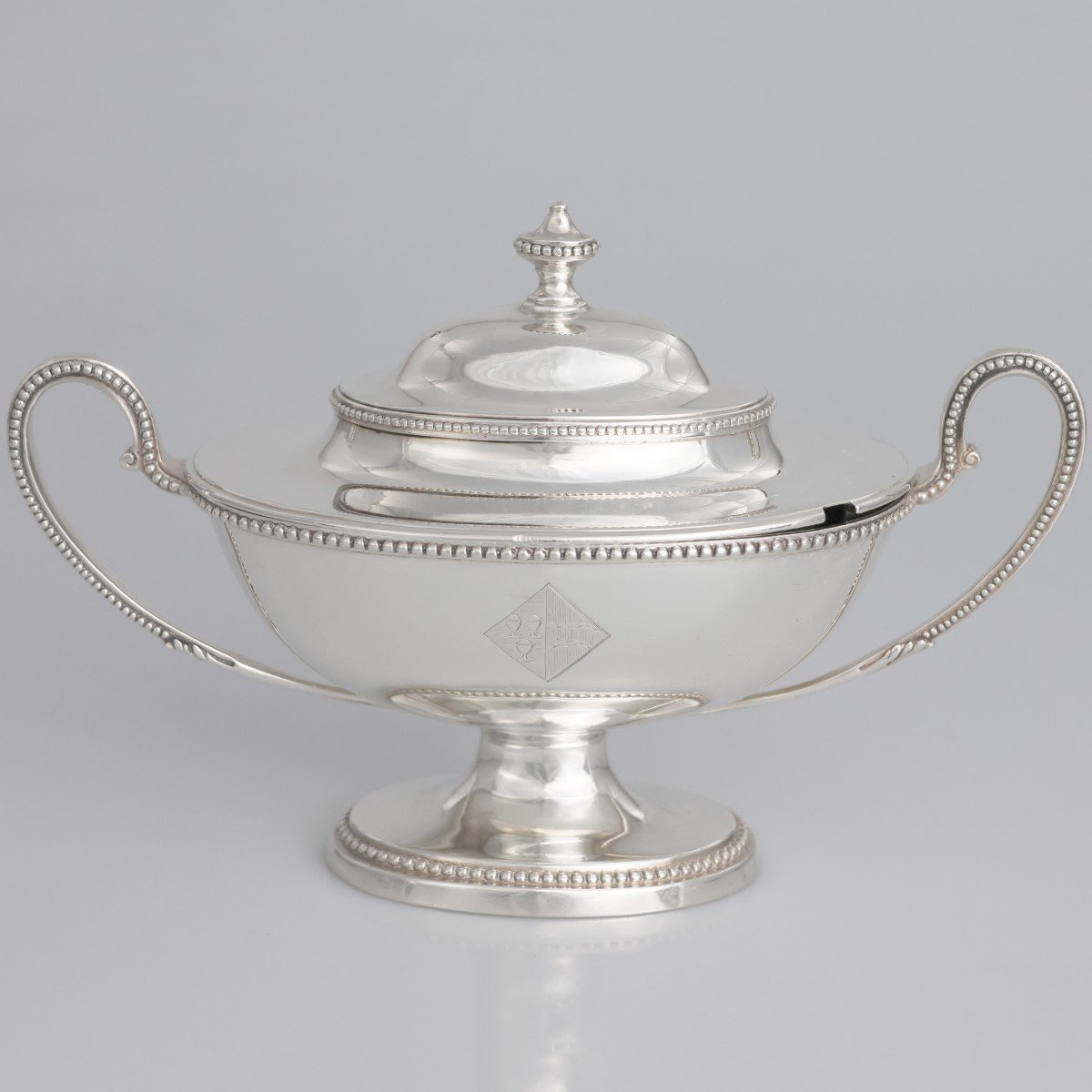 A Pair Of George III Sterling Silver Sugar Bowls And Covers, Thomas Chawner, London, 1783-photo-4