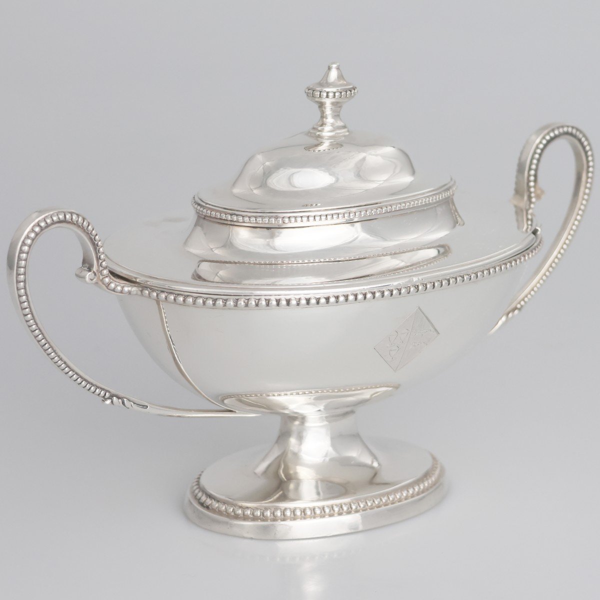 A Pair Of George III Sterling Silver Sugar Bowls And Covers, Thomas Chawner, London, 1783-photo-1