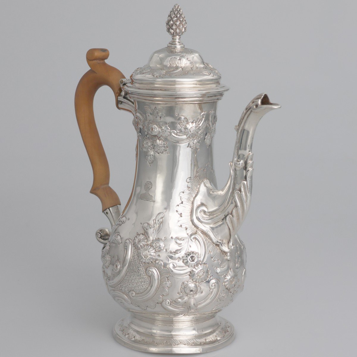 A George III Sterling Silver Coffee Pot, William Cripps, London, 1762-photo-2