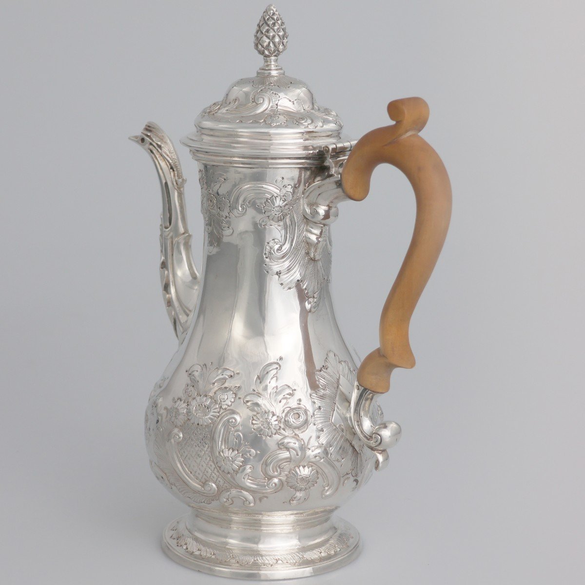 A George III Sterling Silver Coffee Pot, William Cripps, London, 1762-photo-3