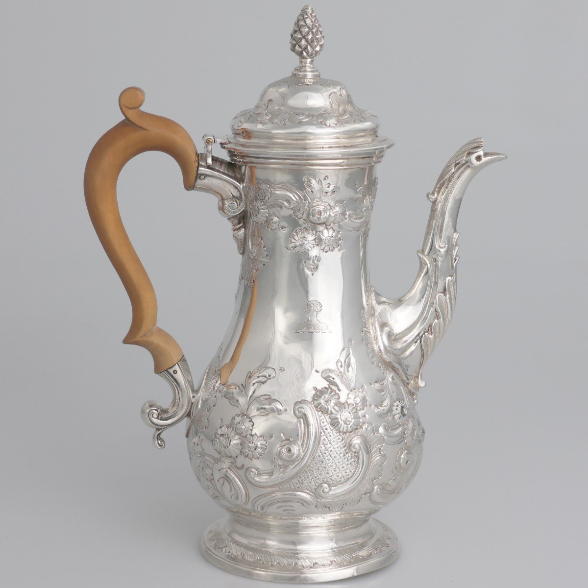 Une cafetière en argent sterling  George III, William Cripps, Londres, 1762