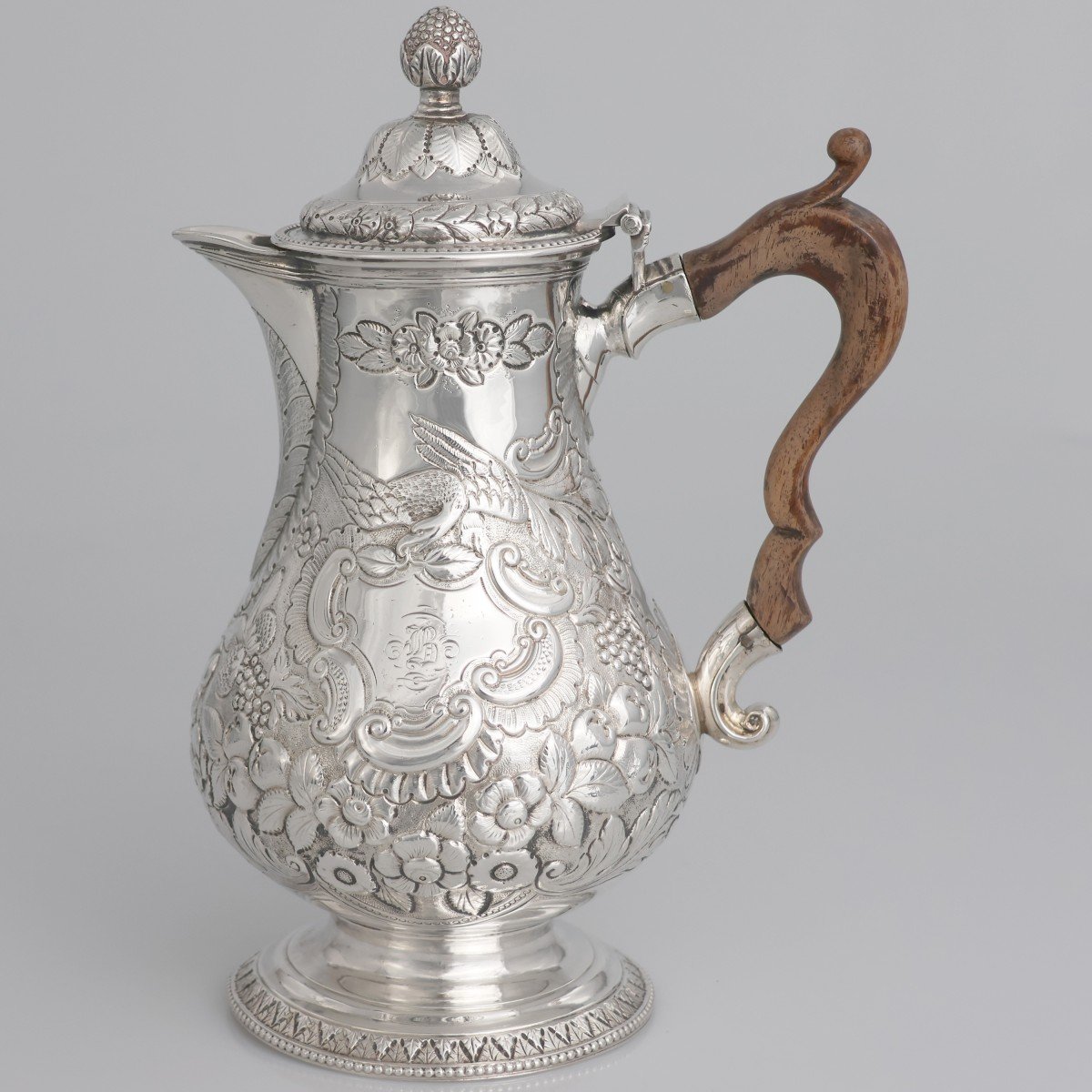 Une cafetière en argent sterling, Angleterre, XIXe siècle