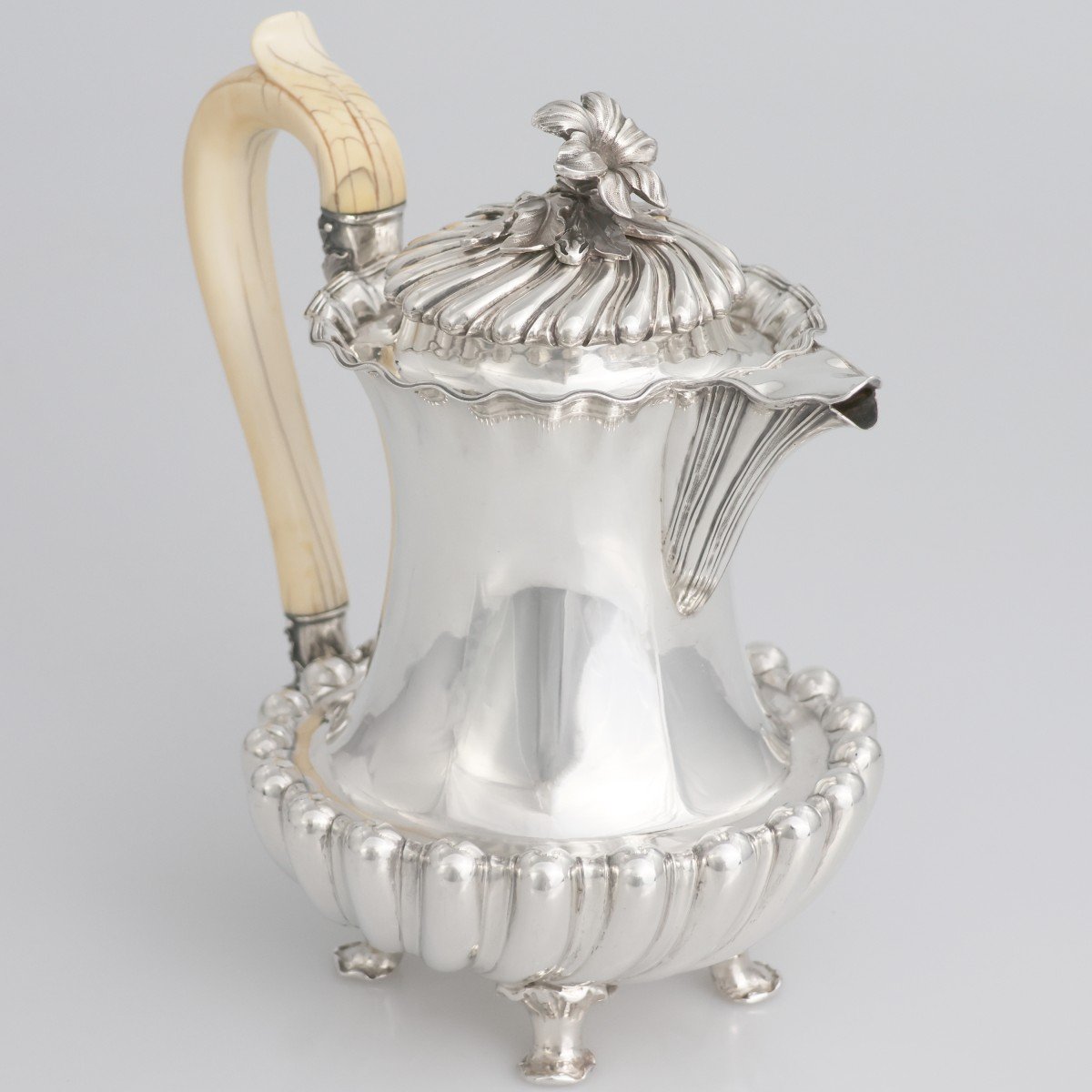 A William IV Sterling Silver Coffee Pot, Paul Storr, London, 1830-photo-3