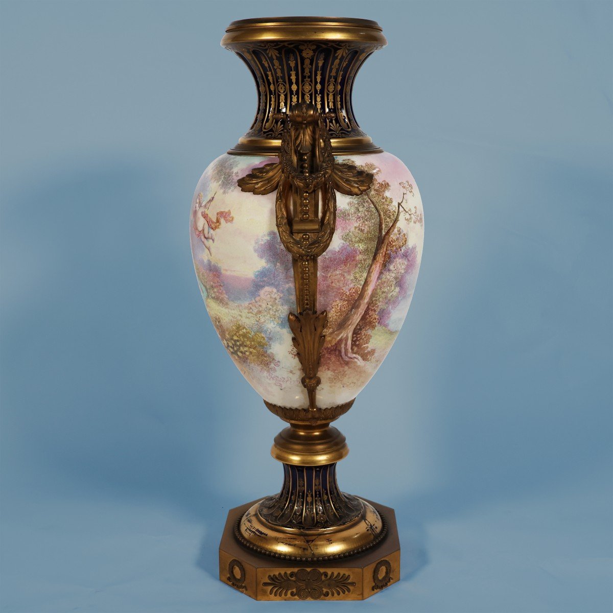 Un grand vase Français de style Sèvres. Peint et signé R. Rom. Fin du XIX siècle-photo-4