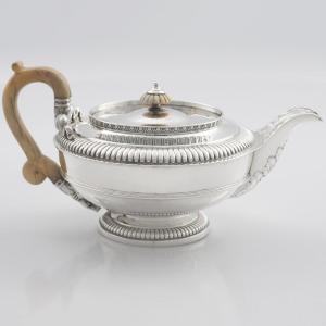 Une théière en argent sterling de l'époque George III,  Paul Storr, Londres, 1815