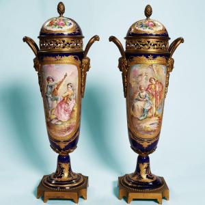 Une paire de vases français, montés en bronze doré. Signés Rochette. Fin Du XIXe Siècle