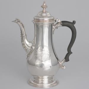 Une cafetière en argent sterling George III, Londres, 1765?