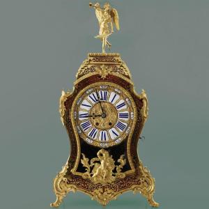 Une pendule Française à balancier, décorée dans le style de Boulle, mouvement H&f, XIXe siècle