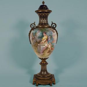 Un grand vase Français de style Sèvres. Peint et signé par F. Bellanger. Fin du XIXe siècle