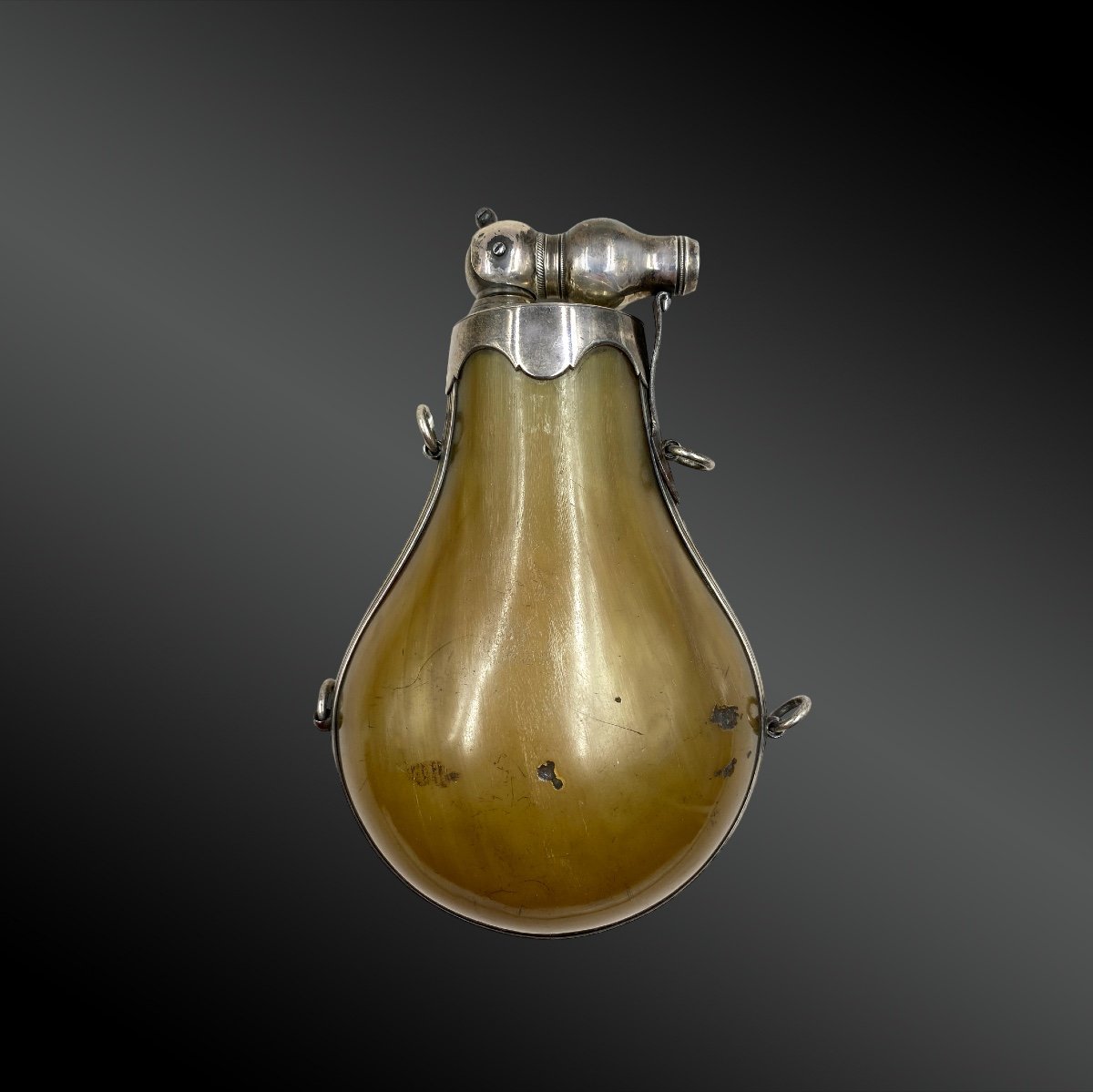 Poire à Poudre à Bec Pivotant, Montée Argent. France, Poinçon Paris 1789