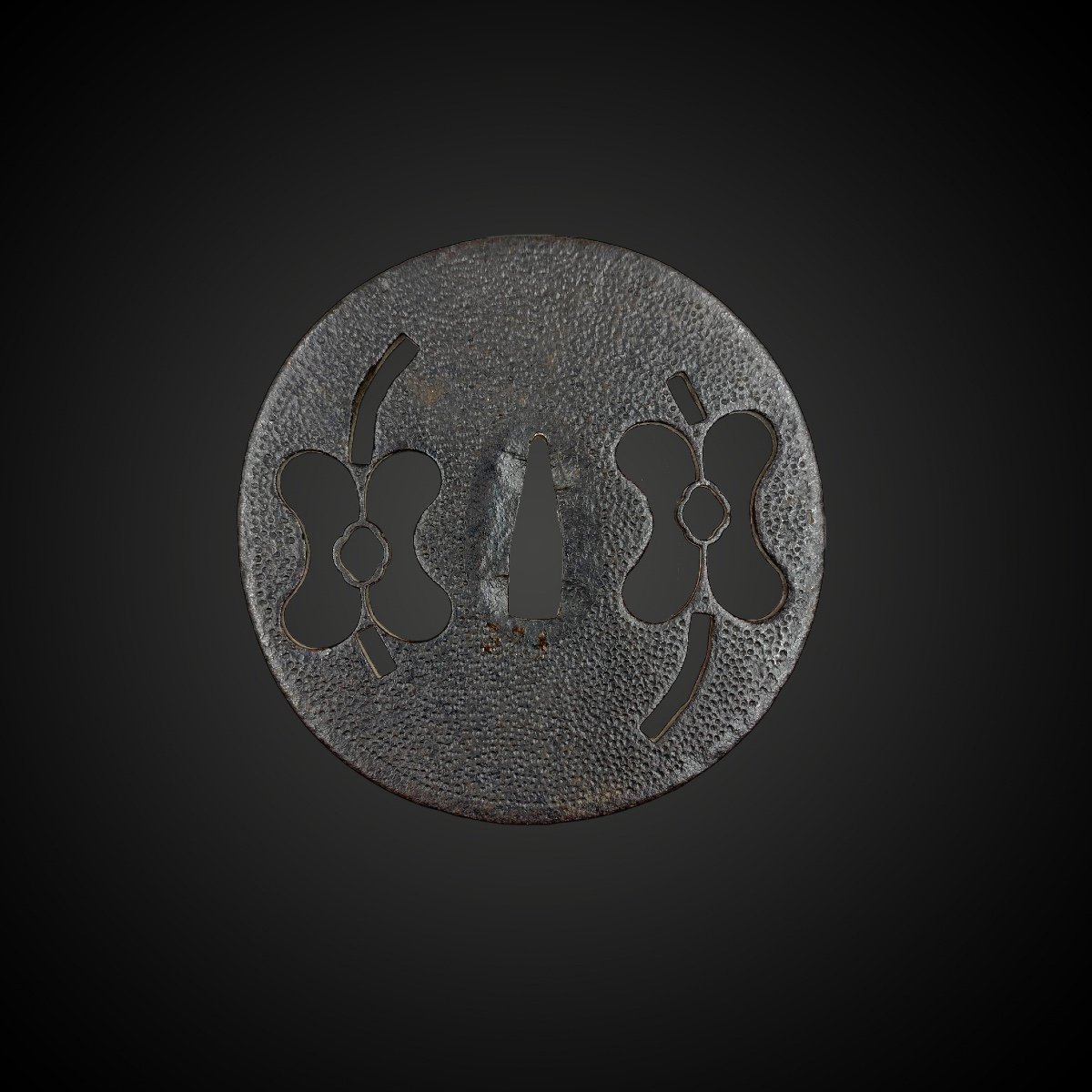 Large Tsuba, Japanese Saber Guard. Japan, Muromachi Period (1333 - 1573)-photo-3