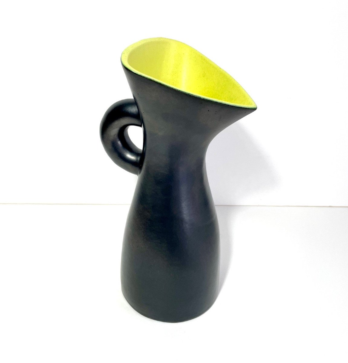 Vase pichet en faïence numéro 2000 par  Pol Chambost