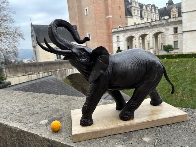 Grande Sculpture En Bronze d'Un Eléphant d'Afrique  -20 ème Siècle -